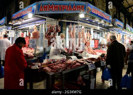 Una macelleria presso il vivace mercato centrale di Atene, Grecia. Foto Stock