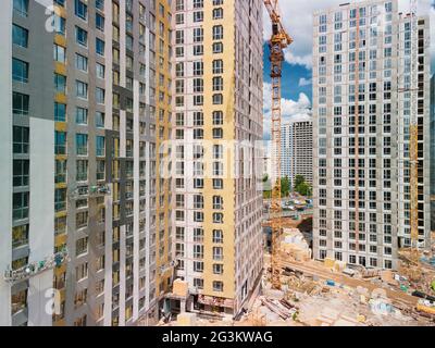 Giorno in cantiere. Nuovo e alto edificio Foto Stock