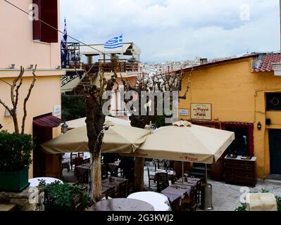 Camminando nel quartiere Plaka di Atene, Grecia. Foto Stock