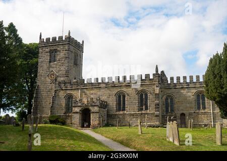 Chiesa di St Cuthbert nel villaggio di Crayke, nel nord dello Yorkshire, Inghilterra, Regno Unito Foto Stock