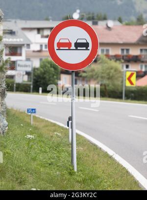 Nessun segnale di sorpasso in una strada secondaria Foto Stock