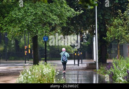 Brighton UK 17 giugno 2021 - un pilota di scooter che attraversa Valley Gardens a Brighton dopo una notte di pioggia pesante e temporali nel Sud-est : Credit Simon Dack / Alamy Live News Foto Stock