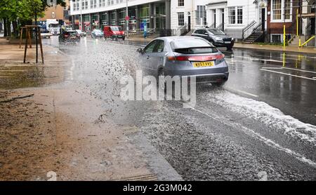 Brighton UK 17 giugno 2021 - le automobili guidano attraverso l'acqua di inondazione sulle strade a Valley Gardens in Brighton dopo una notte di pioggia pesante e tempeste di tuono nel sud-est: Credit Simon Dack / Alamy Live News Foto Stock