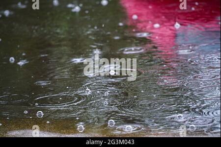 Brighton Regno Unito 17 giugno 2021 - Auto riflesse nel viaggio in acqua attraverso l'acqua alluvione sulle strade a Valley Gardens a Brighton dopo una notte di pioggia pesante e temporali nel sud-est : Credit Simon Dack / Alamy Live News Foto Stock