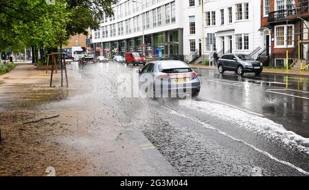 Brighton UK 17 giugno 2021 - le automobili guidano attraverso l'acqua di inondazione sulle strade a Valley Gardens in Brighton dopo una notte di pioggia pesante e tempeste di tuono nel sud-est: Credit Simon Dack / Alamy Live News Foto Stock