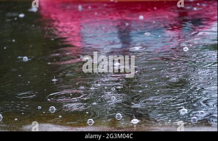 Brighton UK 17 giugno 2021 - le automobili guidano attraverso l'acqua di inondazione sulle strade a Valley Gardens in Brighton dopo una notte di pioggia pesante e tempeste di tuono nel sud-est: Credit Simon Dack / Alamy Live News Foto Stock