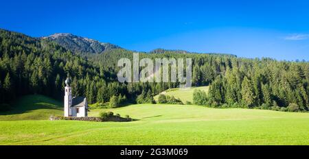 La Chiesa di San Giovanni nella regione Dolomiti - Italia Foto Stock