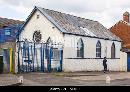 28 giugno 2019 la vecchia Disraeli Street Mission Hall appena fuori da yhe Crumlin Road a Belfast Irlanda del Nord. Un altro indicatore nel declino del tradizionale Foto Stock