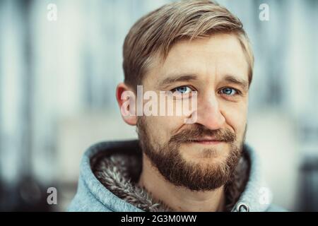 Ritratto di un giovane uomo barbuto Foto Stock