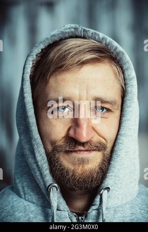 Ritratto di un giovane uomo barbuto Foto Stock