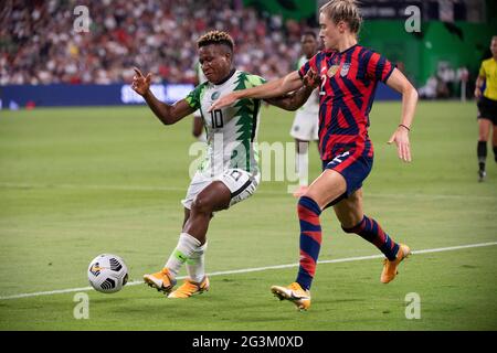 Austin, Texas, USA, 16 2021 giugno: RITA CHIKWELU (10) della Nigeria e TIERNA DAVIDSON (12) degli Stati Uniti combattono per una palla mentre la US Women's National Team (USWNT) batte la Nigeria, 2-0 nella partita inaugurale del nuovo Q2 Stadium di Austin. La squadra femminile degli Stati Uniti, una delle preferite delle Olimpiadi, sta chiudendo una serie di partite estive per preparare i Giochi di Tokyo. Credit: Bob Daemmrich/Alamy Live News Foto Stock