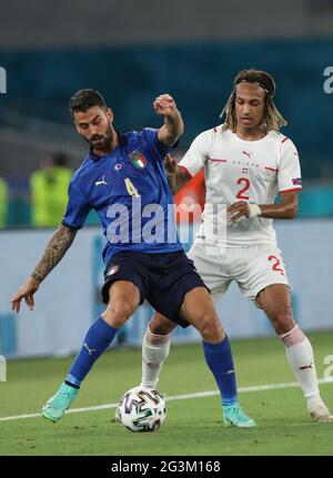 Roma, Italia. 16 Giugno 2021. Leonardo Spinazzola (L) in Italia vies con Melingo Kevin Mbabu in Svizzera durante il Campionato UEFA Euro 2020 Gruppo A a a Roma, Italia, 16 giugno 2021. Credit: Cheng Tingting/Xinhua/Alamy Live News Foto Stock