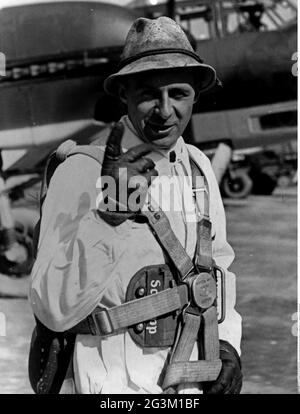 Trasporto / trasporto, aviazione, personale, un pilota lega il suo cappello  aviatore, Germania, anni '30, EDITORIALE-USO-SOLO Foto stock - Alamy