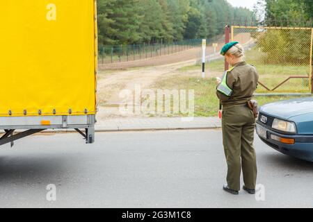 Una guardia di frontiera femminile controlla i documenti Foto Stock