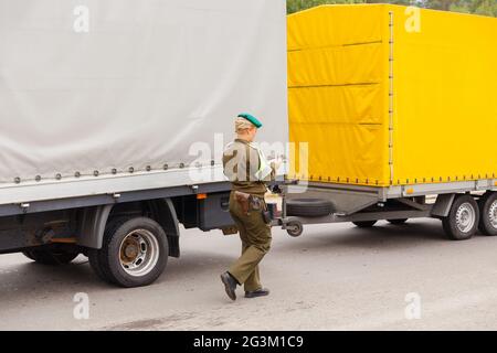 Una guardia di frontiera femminile controlla i documenti Foto Stock