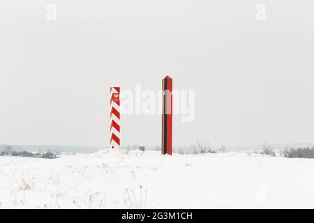 Pilastri di confine della Bielorussia e della Polonia al confine Foto Stock