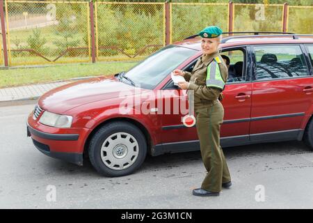 Una guardia di frontiera femminile controlla i documenti Foto Stock