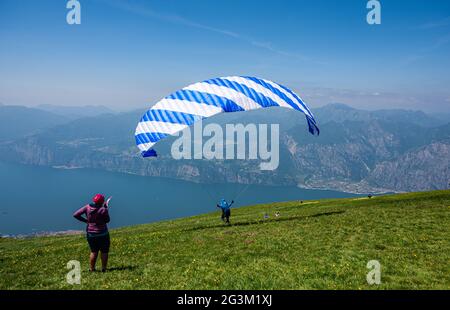 Malcesine, Italia. 15 giugno 2021. Un parapendio parte da Monte Baldo in direzione del Lago di Garda. Credit: Daniel Reinhardt/dpa/Alamy Live News Foto Stock