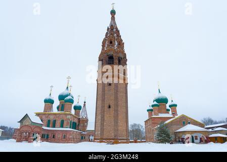 Un antico complesso di templi a Korovnitskaya Sloboda in un giorno nuvoloso di gennaio. Yaroslavl, anello d'oro della Russia Foto Stock