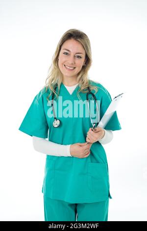 Ritratto di felice dottore chirurgo con appunti e stetoscopio lavorando in scrub verdi uniforme isolato su sfondo bianco con spazio di copia. M Foto Stock