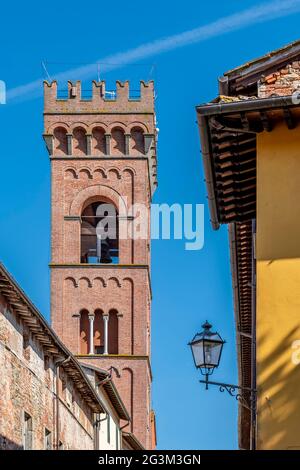 Veduta verticale del campanile della chiesa di Sant'Andrea nel centro storico di Montecarlo, Lucca Foto Stock