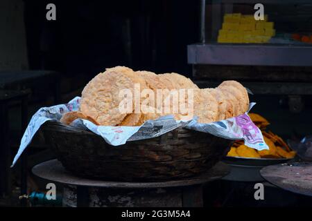 Cibo di strada indiano in vendita Foto Stock