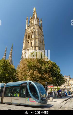 FRANCIA, GIRONDE (33), BORDEAUX, TRAM E TOUR PEY-BERLAND Foto Stock