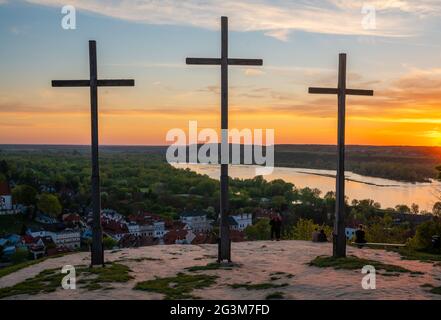 Tre croci di legno sulla collina sopra la città Foto Stock