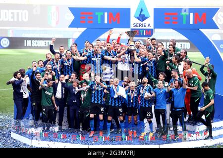 I giocatori del FC Internazionale celebrano la vittoria del campionato durante la cerimonia di premiazione dopo la serie A tra FC Internazionale e Udinese Calcio. Il FC Internazionale vince 5-1 su Udinese Calcio. Foto Stock