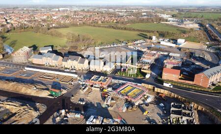 Vista aerea dello sviluppo del sito di costruzione di nuove abitazioni, Minster Way, Beverley, East Riding of Yorkshire, Inghilterra, UK, dicembre 2020 Foto Stock