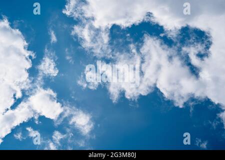 Nuvole bianche nel cielo blu. Primo piano Foto Stock