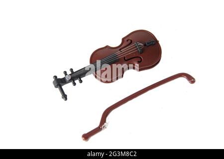Musica concetto un violino isolato su sfondo bianco piatto posa Foto Stock