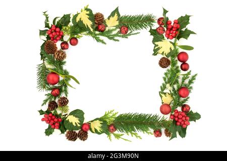 Sfondo creativo astratto di Natale con decorazioni rosso bauble, agrifoglio e verde inverno Natale e composizione di festa di Capodanno. Su bianco. Foto Stock