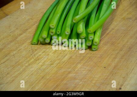 Fiore di cipolla, cepa di allio, cipolla gallese, fiore di allio su tagliere. Foto Stock