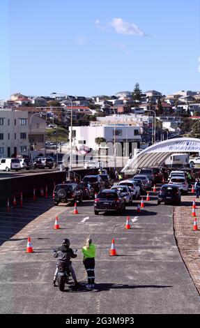 Sydney, Australia. 17 Giugno 2021. Il personale lavora presso un centro di test COVID-19 a Bondi Beach a Sydney, Australia, il 17 giugno 2021. I casi di COVID-19 acquisiti localmente sono aumentati nella più grande città australiana di Sydney dopo che un uomo ha testato positivo il mercoledì. Credit: Bai Xuefei/Xinhua/Alamy Live News Foto Stock