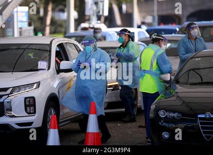 Sydney, Australia. 17 Giugno 2021. Il personale lavora presso un centro di test COVID-19 a Bondi Beach a Sydney, Australia, il 17 giugno 2021. I casi di COVID-19 acquisiti localmente sono aumentati nella più grande città australiana di Sydney dopo che un uomo ha testato positivo il mercoledì. Credit: Bai Xuefei/Xinhua/Alamy Live News Foto Stock