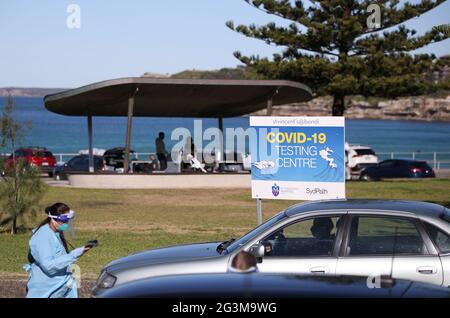 Sydney, Australia. 17 Giugno 2021. Un membro dello staff lavora presso un centro di test COVID-19 a Bondi Beach a Sydney, Australia, il 17 giugno 2021. I casi di COVID-19 acquisiti localmente sono aumentati nella più grande città australiana di Sydney dopo che un uomo ha testato positivo il mercoledì. Credit: Bai Xuefei/Xinhua/Alamy Live News Foto Stock