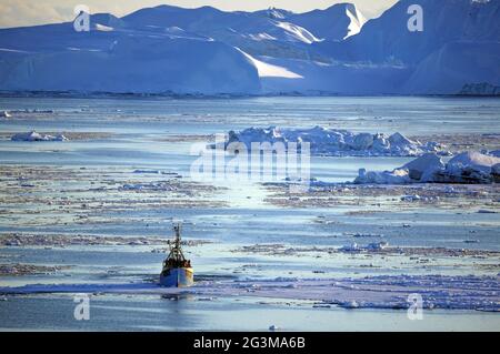 Le barche da pesca stanno tornando a casa Foto Stock