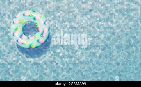 anello galleggiante con motivo di ananas rosa sull'acqua della piscina e spazio per il testo. rendering 3d Foto Stock
