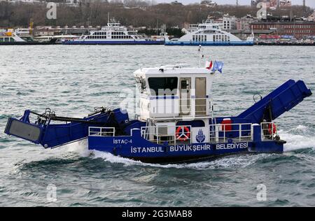 Nave skimmer spazzatura pulire la superficie dell'acqua dello stretto del Bosforo dalla spazzatura a Istanbul Foto Stock