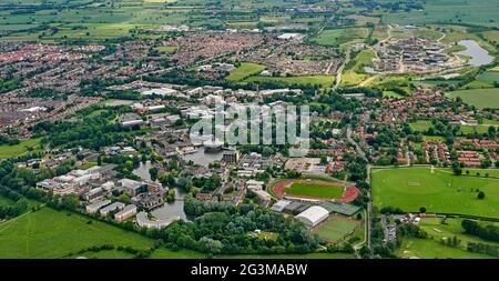 Una vista aerea del campus dell'Università di York, del North Yorkshire, dell'Inghilterra settentrionale, del Regno Unito, che mostra sia il campus occidentale che il nuovo campus orientale Foto Stock
