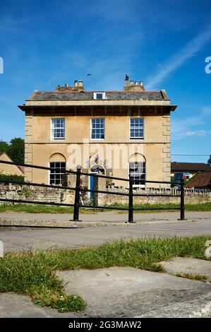 Lockside House sul Kennet & Avon Canal, a Bradford Upon Avon, Inghilterra sud-occidentale, Regno Unito Foto Stock