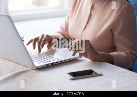 Scatto di una bellissima giovane imprenditrice utilizzando laptop Foto Stock