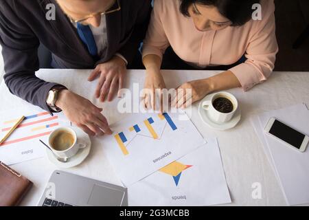 I due partner lavorano insieme e un caffè Foto Stock