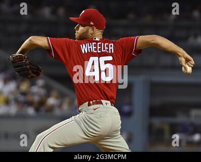 Los Angeles, Stati Uniti. 17 Giugno 2021. Il lanciatore Zack Wheeler dei Philadelphia Phillies si snoda per raggiungere il sesto assalto contro i Los Angeles Dodgers allo stadio Dodger di Los Angeles mercoledì 16 giugno 2021. Wheeler ha duellato l'asso dei Dodgers Clayton Kershaw, che ha dato cinque colpi in sei intings di chiusura, colpendo sei e camminando quattro, per portare i Phillies ad una vittoria del 2-0 davanti ad una folla di 52,157 a Chavez Ravine. Foto di Jim Ruymen/UPI Credit: UPI/Alamy Live News Foto Stock