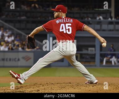 Los Angeles, Stati Uniti. 17 Giugno 2021. Il lanciatore Zack Wheeler dei Philadelphia Phillies si snoda per raggiungere il sesto assalto contro i Los Angeles Dodgers allo stadio Dodger di Los Angeles mercoledì 16 giugno 2021. Wheeler ha duellato l'asso dei Dodgers Clayton Kershaw, che ha dato cinque colpi in sei intings di chiusura, colpendo sei e camminando quattro, per portare i Phillies ad una vittoria del 2-0 davanti ad una folla di 52,157 a Chavez Ravine. Foto di Jim Ruymen/UPI Credit: UPI/Alamy Live News Foto Stock