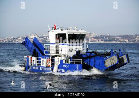 Nave skimmer spazzatura pulire la superficie dell'acqua dello stretto del Bosforo dalla spazzatura a Istanbul Foto Stock