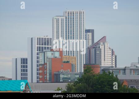 Una vista verso gli edifici del quartiere Arena nel centro di Leeds Foto Stock