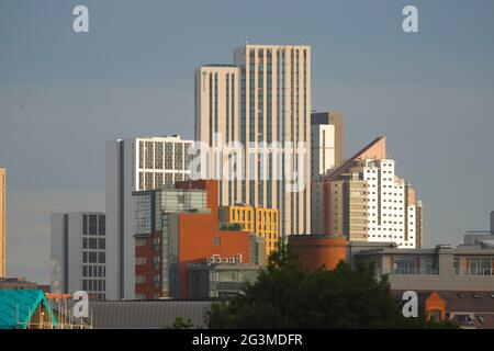 Una vista verso gli edifici del quartiere Arena nel centro di Leeds Foto Stock