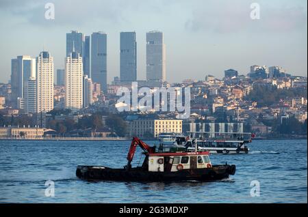 Nave skimmer spazzatura pulire la superficie dell'acqua dello stretto del Bosforo dalla spazzatura a Istanbul Foto Stock